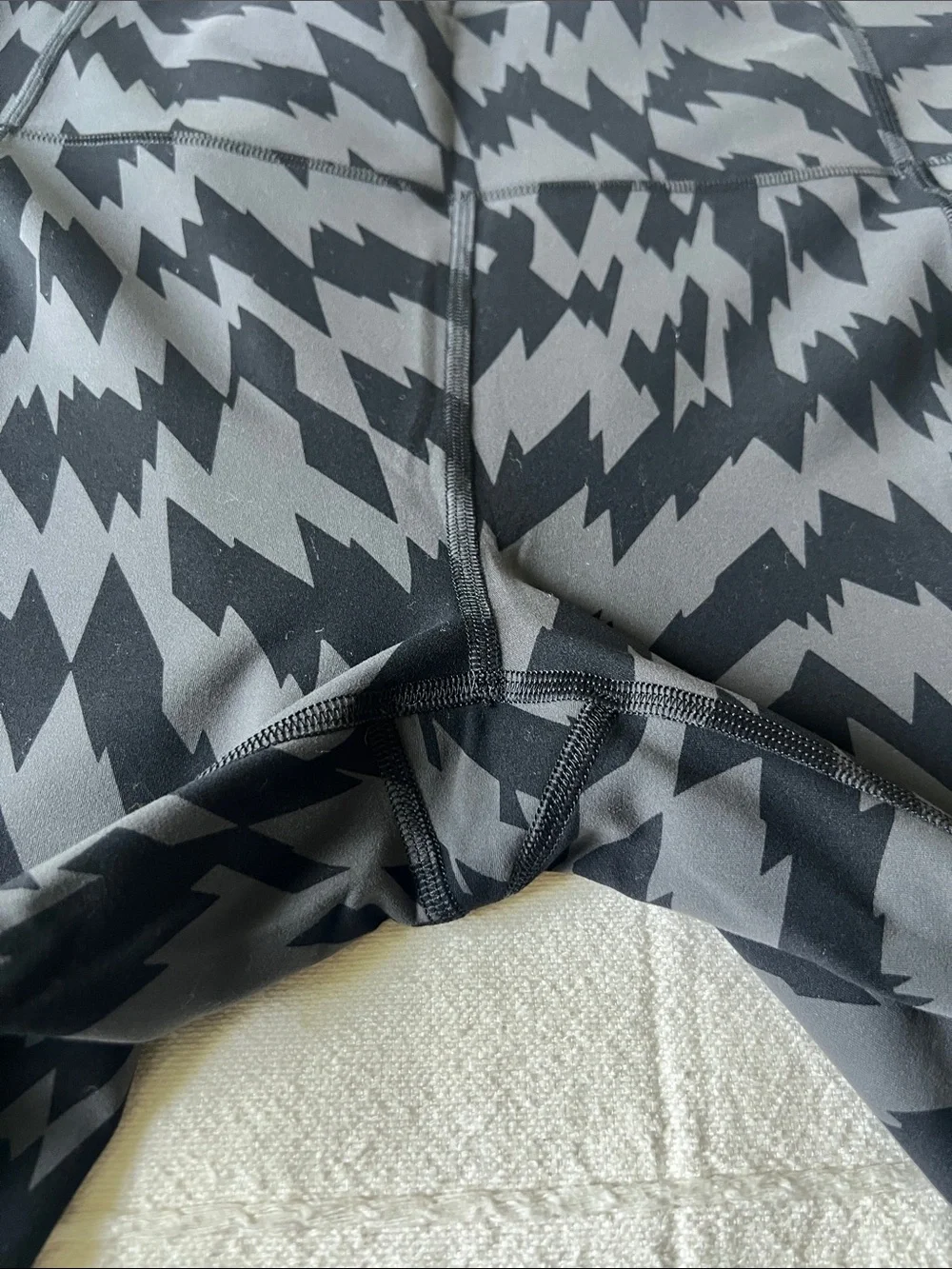 Lululemon athletica Black & Gray Zigzag Pattern Leggings